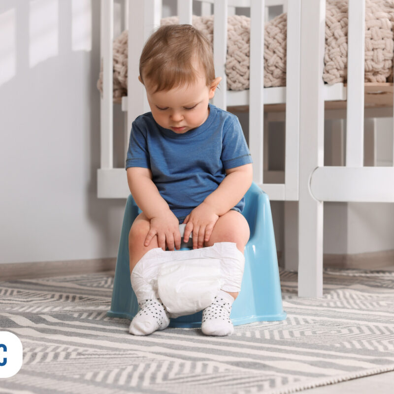 Criança pequena usando penico em casa