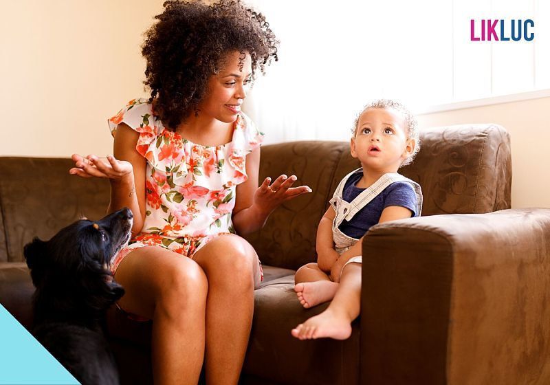 m%C3%A3e e beb%C3%AA sentados conversando opt mãe e bebê sentados no sofá conversando