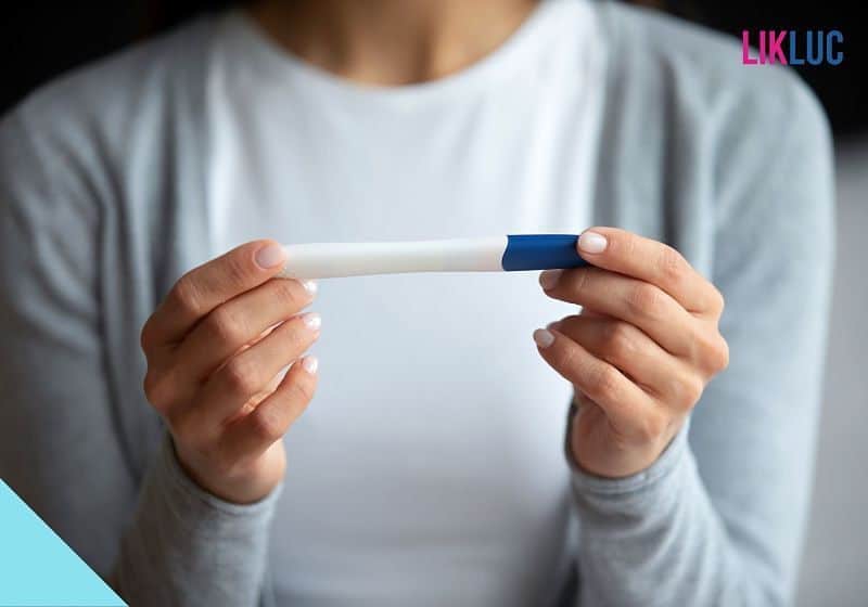 mulher segurando teste de gravidez com as duas m%C3%A3os opt mulher segurando teste de gravidez com as duas mãos