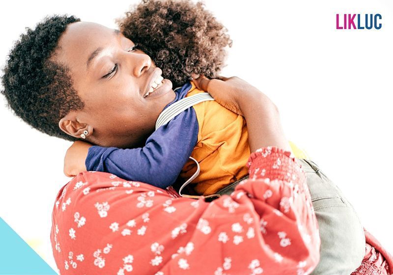 crianca abracando a mae opt crianca abracando a mae opt