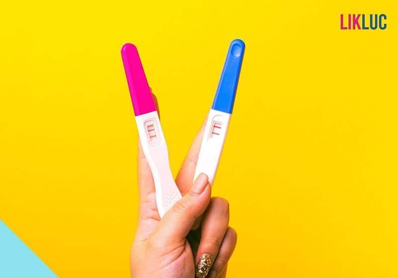 mao segurando dois testes de gravidez opt