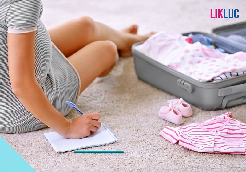 Menina escrevendo lista de roupas em mala.