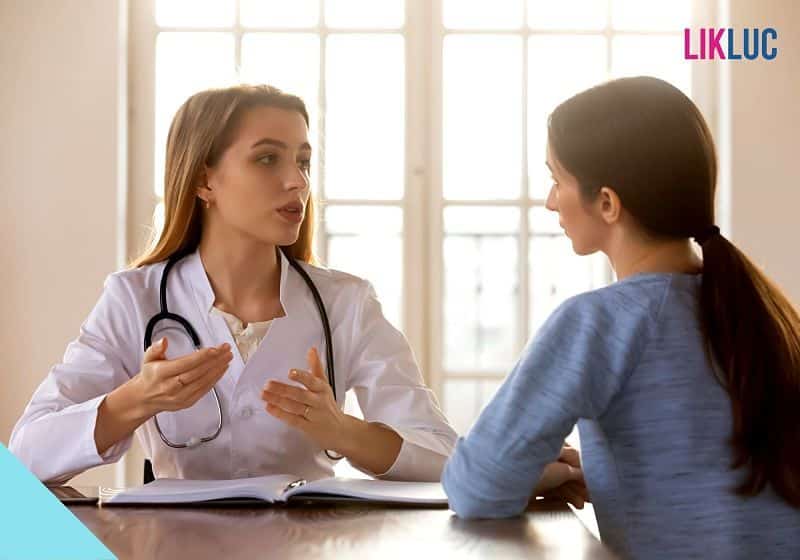 mulher conversando com médica em um consultório