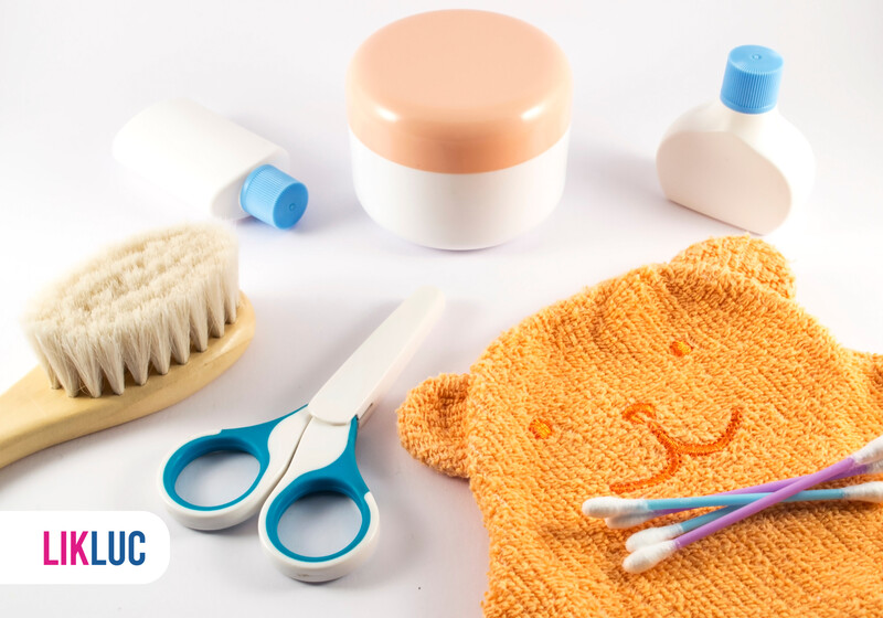 Produtos de higiene infantil sobre toalha de urso.