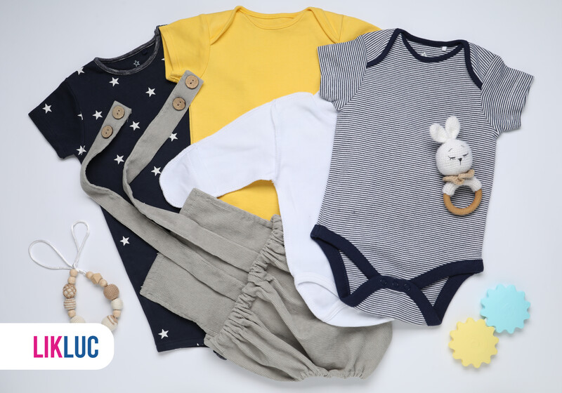 Roupas infantis coloridas e acessórios de bebê.