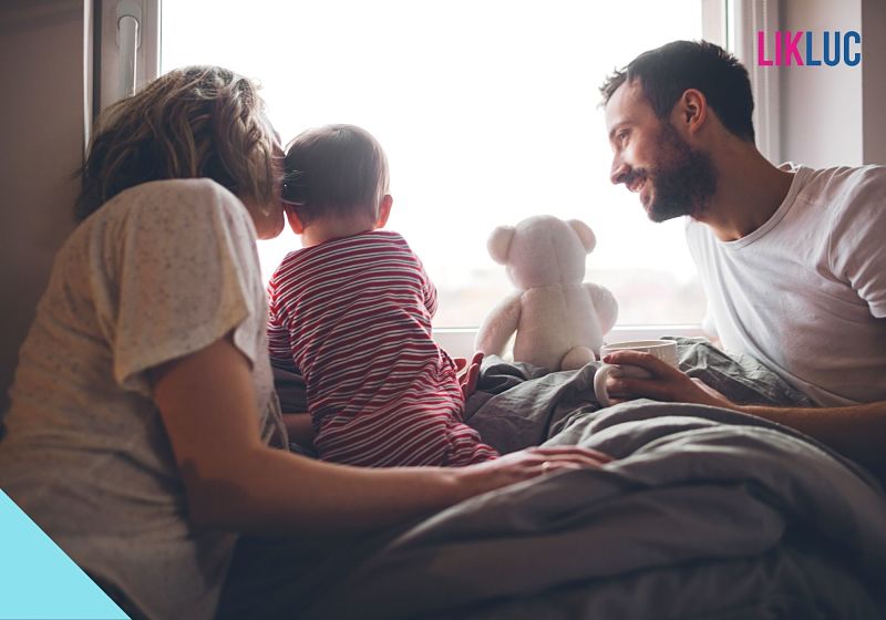 Família observando pela janela com carinho.