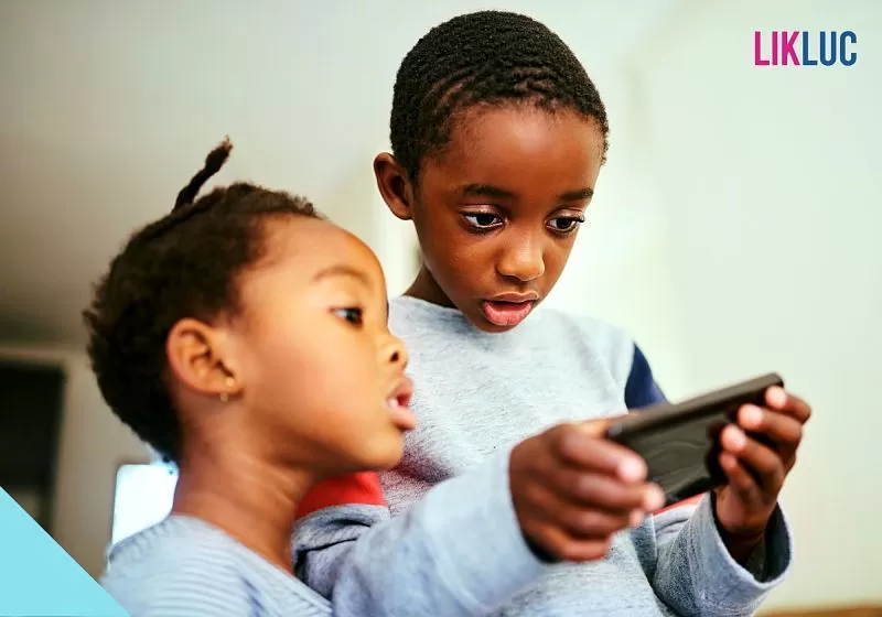 irmaos jogando no celular