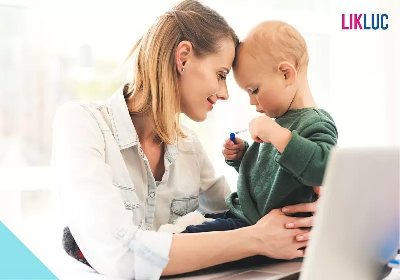 mãe e bebê com as testas encostadas