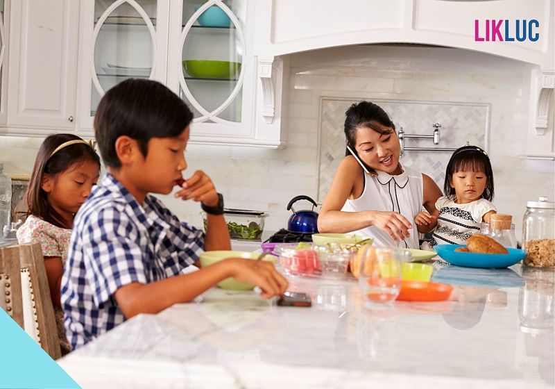 mae ocupada com filhos falando ao telefone