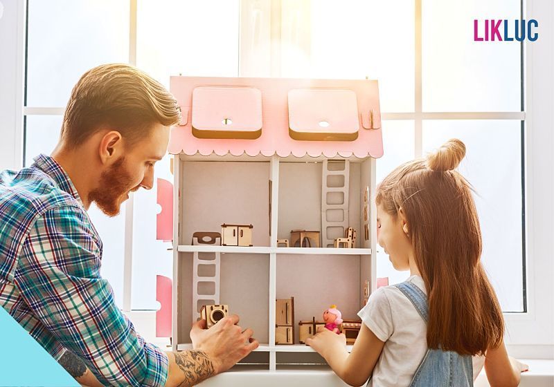 pai e filha brincando de casinha pai e filha brincando de casinha e janela ao fundo