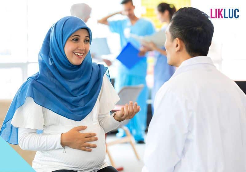 Gestante em consulta medica segurando a barriga