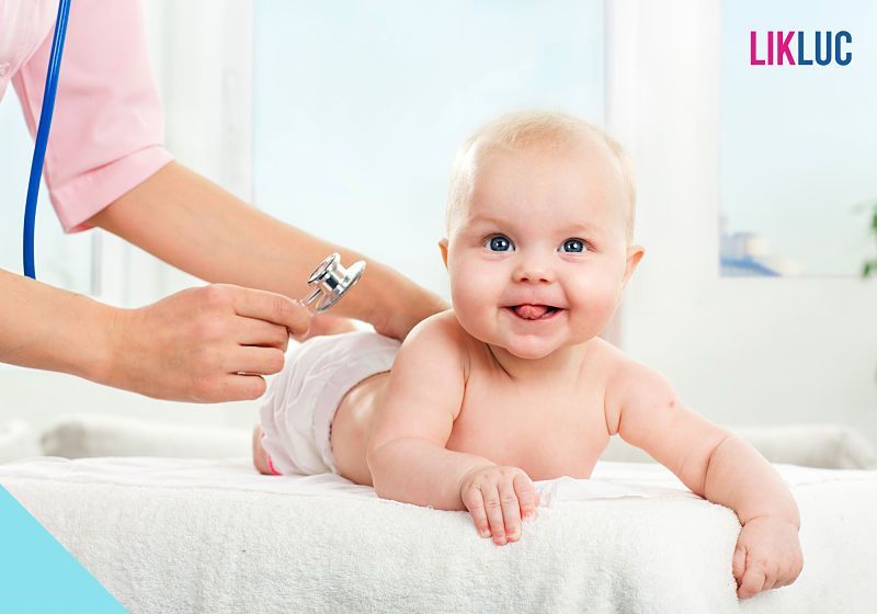 consulta pediatrica bebe deitado de barriga pra baixo sendo examinado por medica na consulta pediatrica