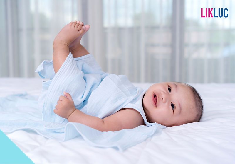 bebe sorridente deitado na cama bebe sorridente deitado na cama