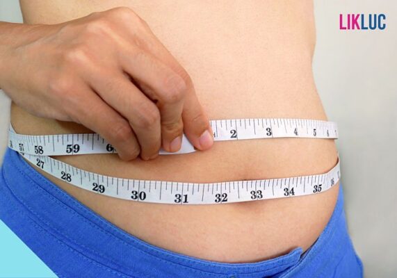 gestante medindo o tamanho da barriga
