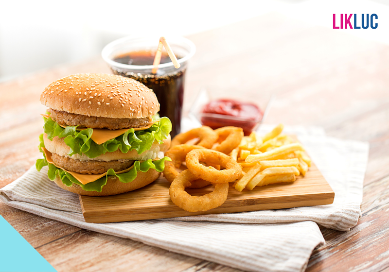Hambúrguer com batatas fritas e refrigerante