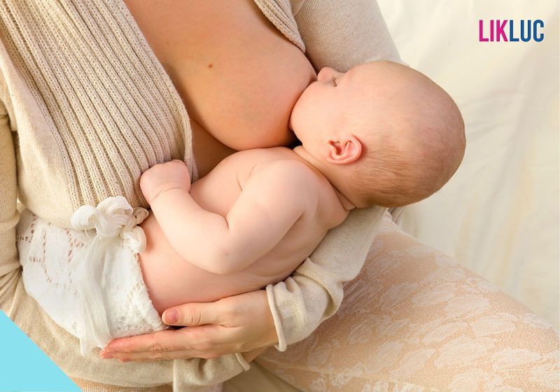 mae amamentando mae amamentando bebe sentada na cama