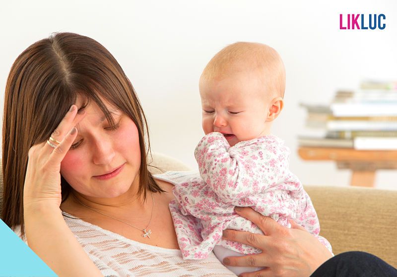 mae cansada enquanto segura bebe no sofa mae cansada sentada no sofá enquanto segura bebe