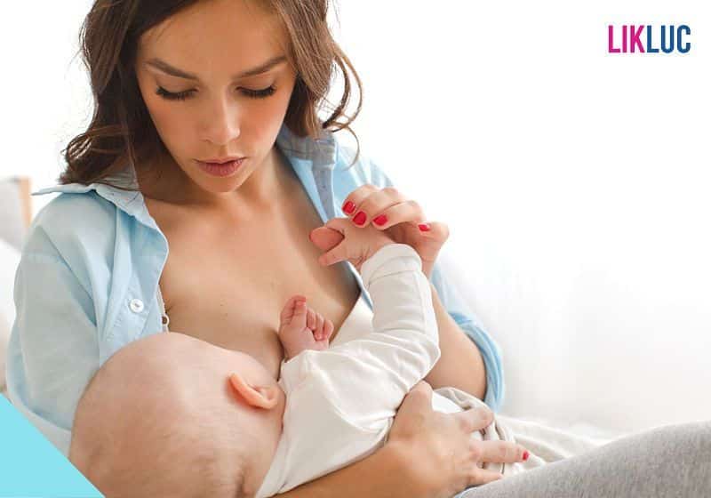 mae amamentando bebe e fundo branco