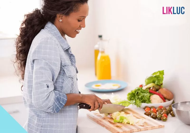 mulher com comida saudável Mulher picando legumes e preparando o café da manhã