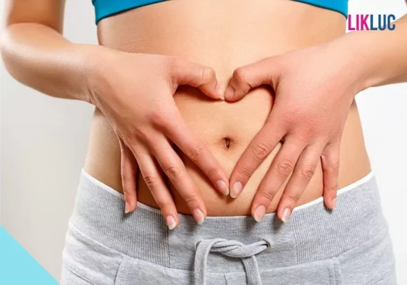 Mãos formando um coração sobre a barriga de uma mulher grávida