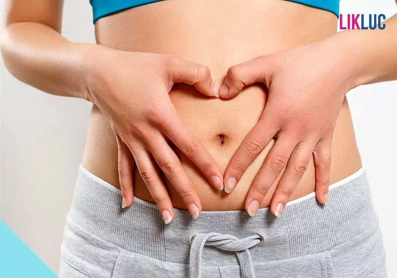 Mãos formando um coração sobre a barriga de uma mulher grávida