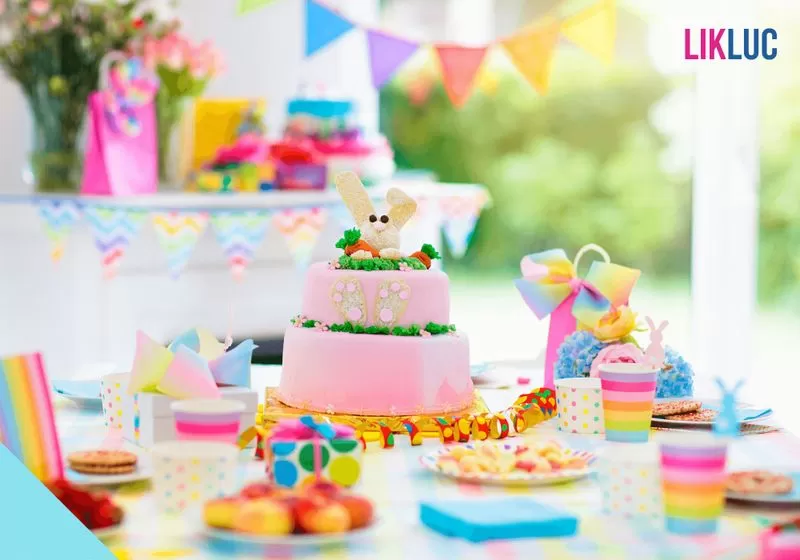 foto de mesa com bolo, docinhos, copinhos e mais do tema arco iris
