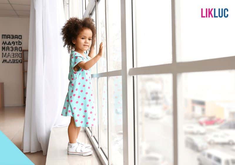 grades de protecao nas janelas menina no parapeito da janela fechada de vidro olhando para fora