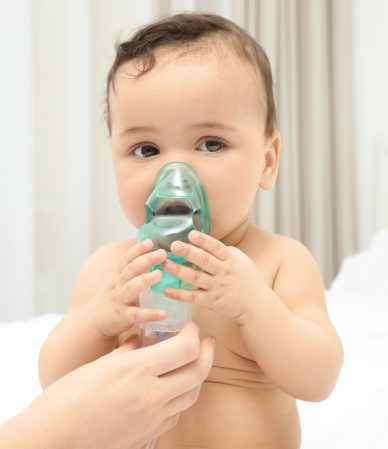 Bebê usando inalador em ambiente acolhedor