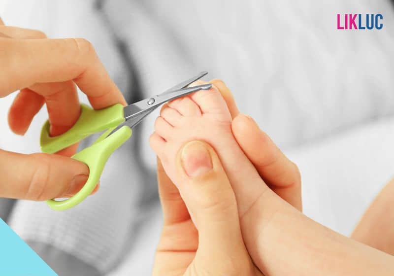 tesourinha para cortar unhas infantil mae segurando pé de bebe e cortando suas unhas com tesourinha infantil