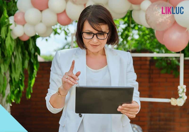 mulher organizando festa