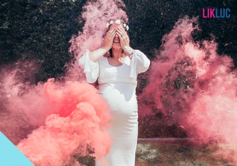 mulher tampando os olhos e elementos rosas em volta