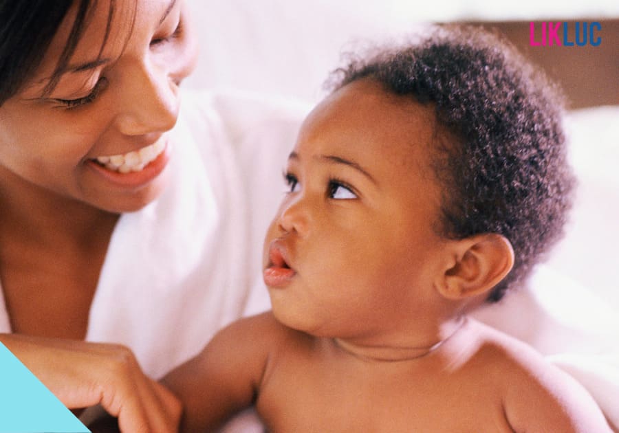 mamae e bebe olhando um para o outro