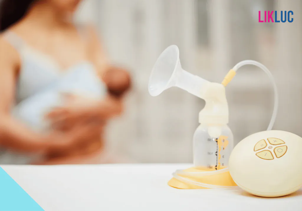 aparelho de tirar leite materno e mae e bebe ao fundo desfocados