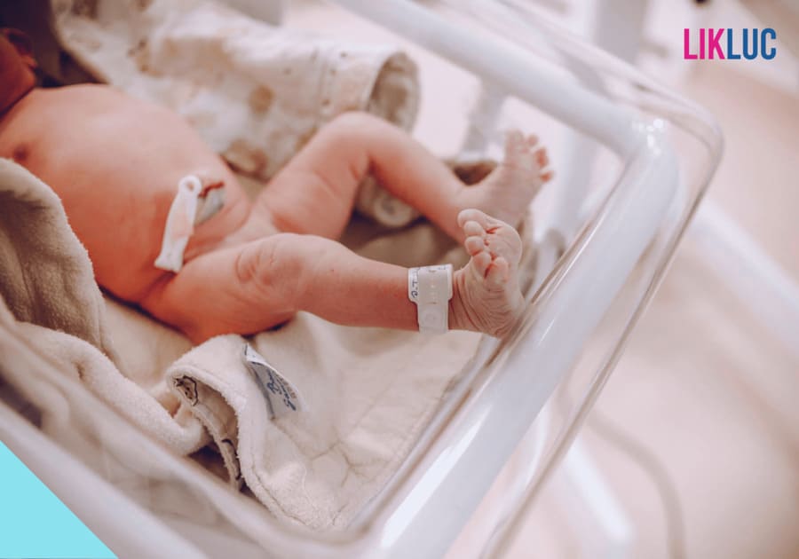 foto aproximada de corpinho de bebe no berco quando acabou de nascer