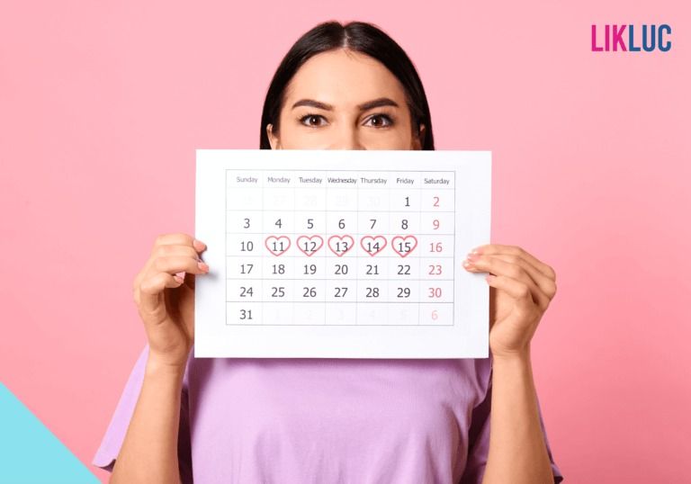 Mulher segurando um calendário para determinar a semana fértil