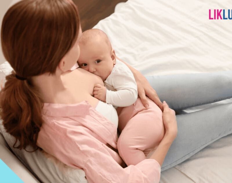 aparelho de tirar leite materno e mae e bebe ao fundo desfocados