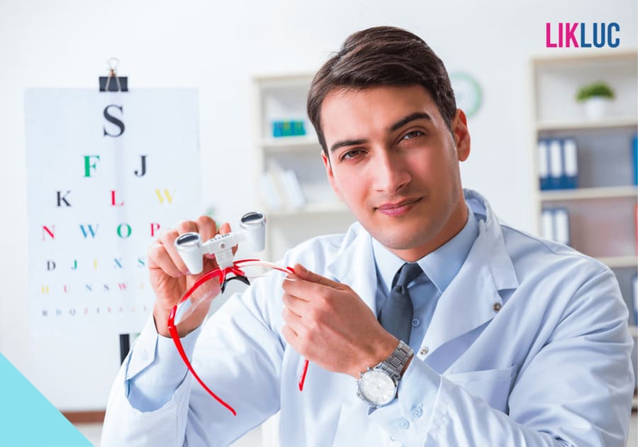 medico oftalmologista infantil segurando oculos de fazer exame oftalmologico