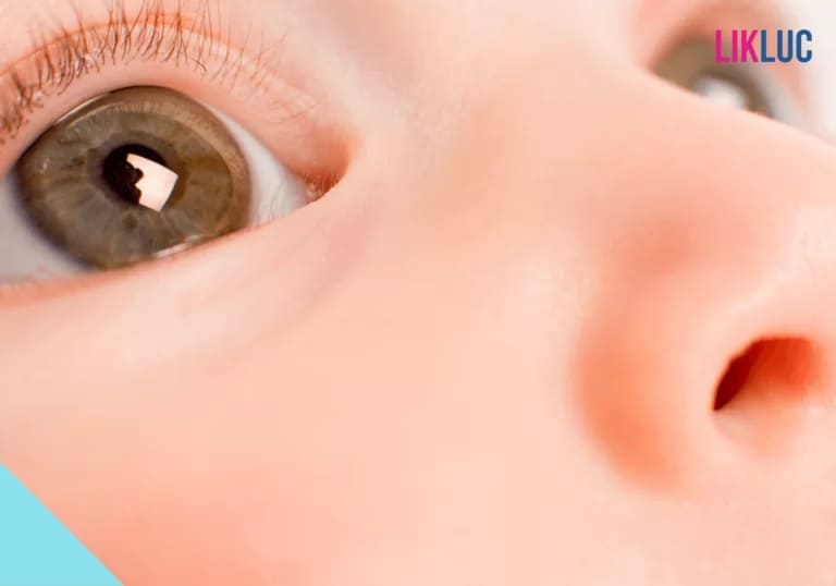 Imagem com um close do olho verde e do nariz de um bebê