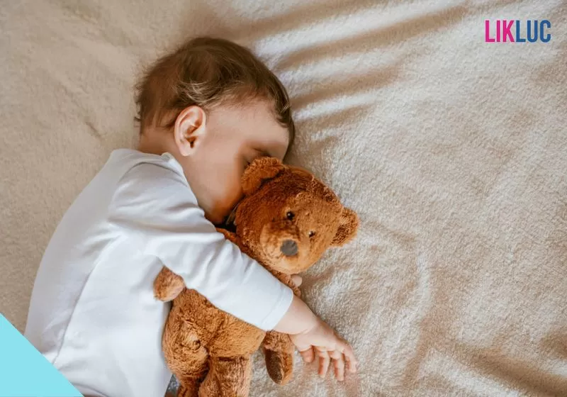 bebe dormindo com ursinho de pelucia