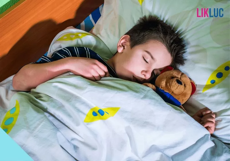 menino com aparentemente mais de 5 anos dormindo com naninha