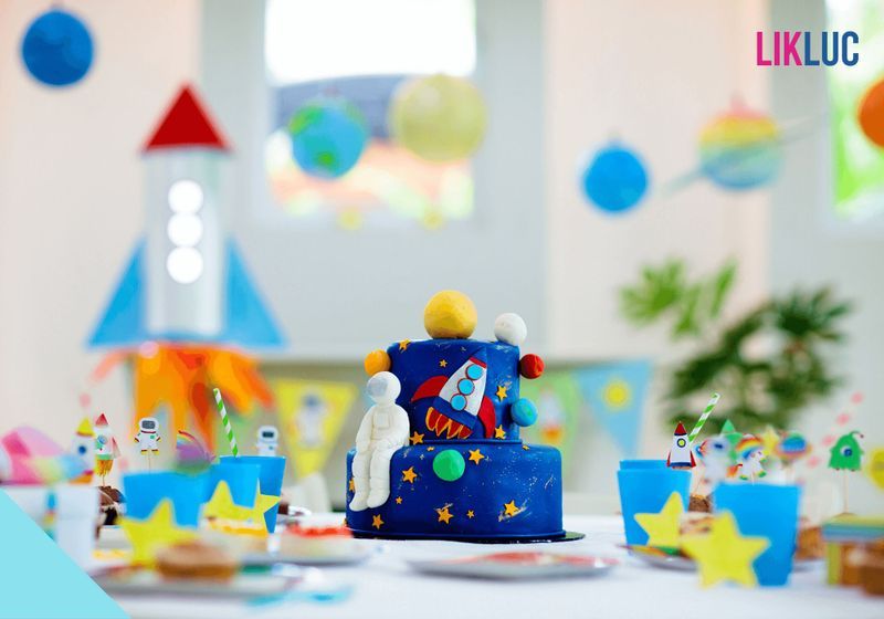 foto de bolo e mesa de aniversario com tema de astronauta
