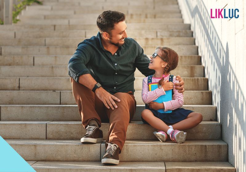 criacao neurocompativel Pai sentado com filha nas escadas