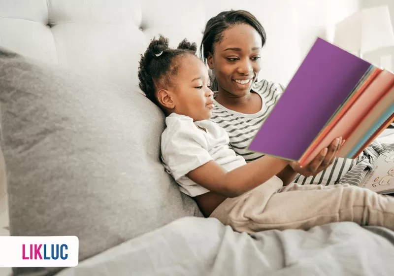 incentive as criancas a ler mae sentada ao lado de filha lendo livro juntas