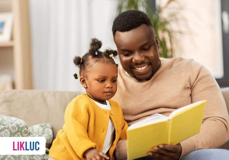 leitura na educacao infantil pai sentado com filha lendo um livro para ela