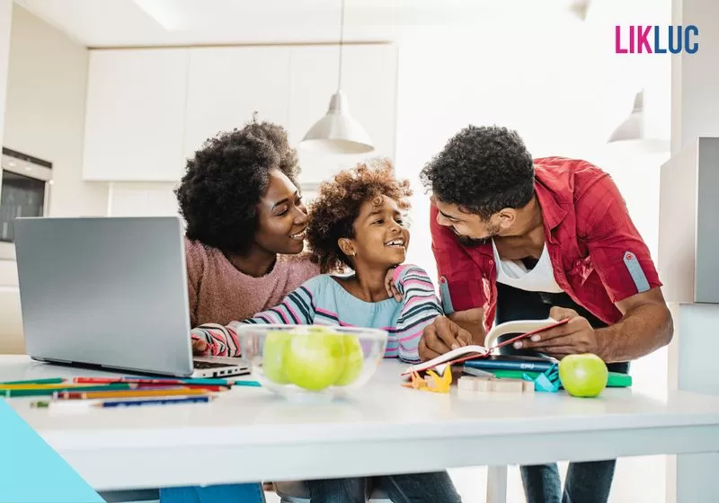 Como começar a educar meu filho com a criacao neurocompativel mae e pai ajudando a filha a fazer tarefas