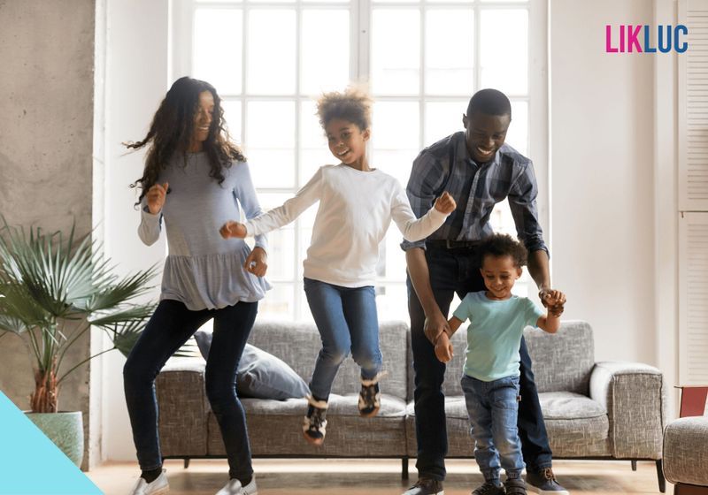 consciencia do desenvolvimento individual da crianca pais e filhos brincando juntos na sala de casa