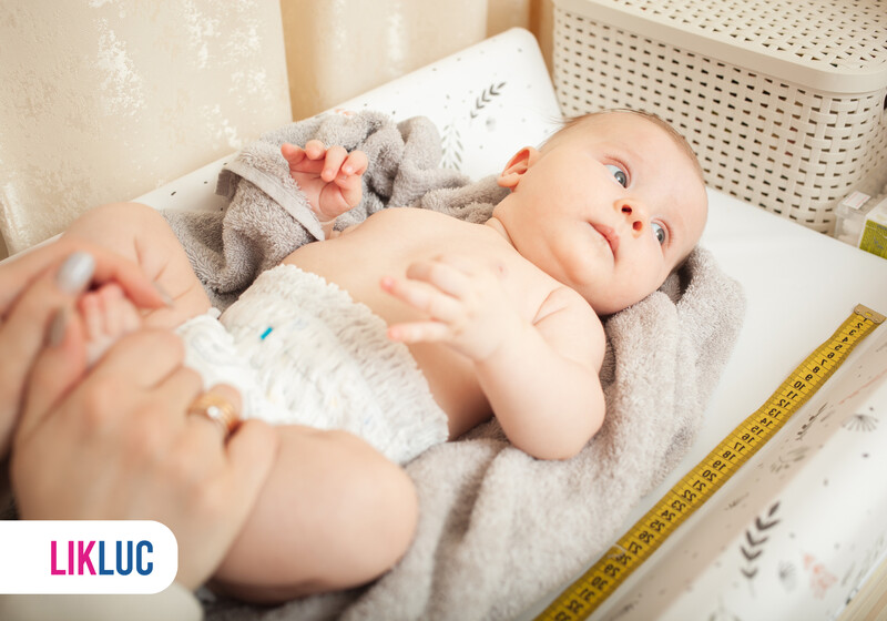 1e08eda2 bebe dormindo no berco Bebê sendo trocado em uma superfície confortável