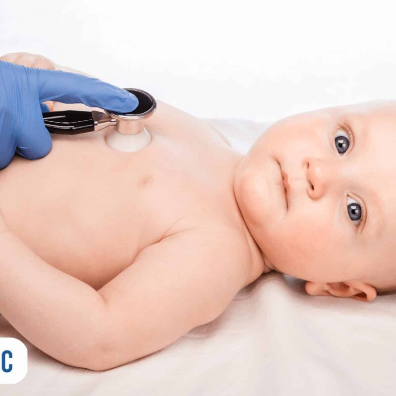 Médico pediatra auscultando o pulmão do bebê