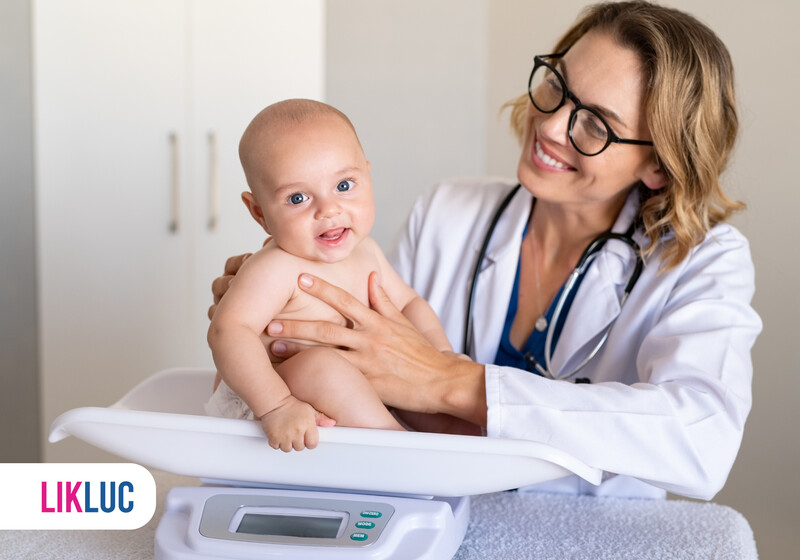95a12482 bebe dormindo no berco Médica pesando bebê em balança infantil