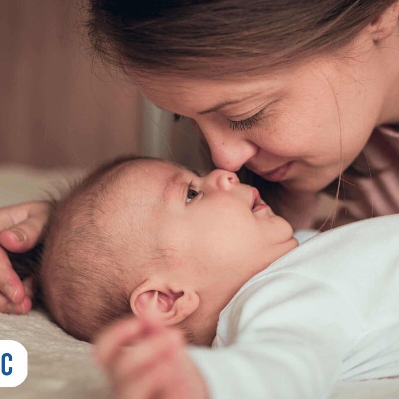 Mamãe escutando se o seu bebê que está respirando pela boca